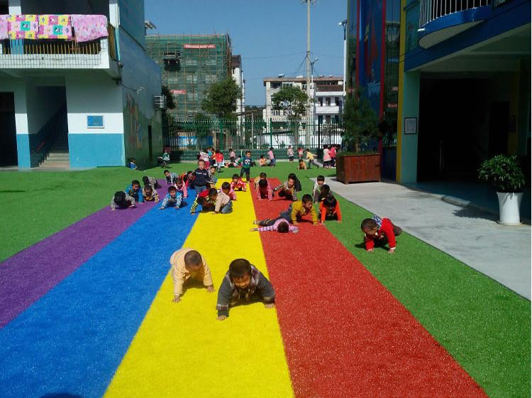 优世幼儿园人造草足球场，让爱带你看世界