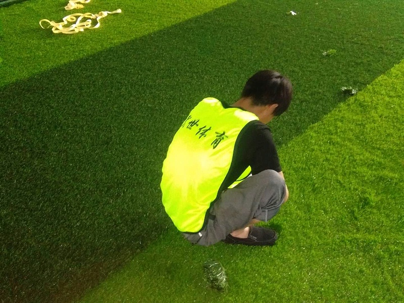 师傅正在修整草坪