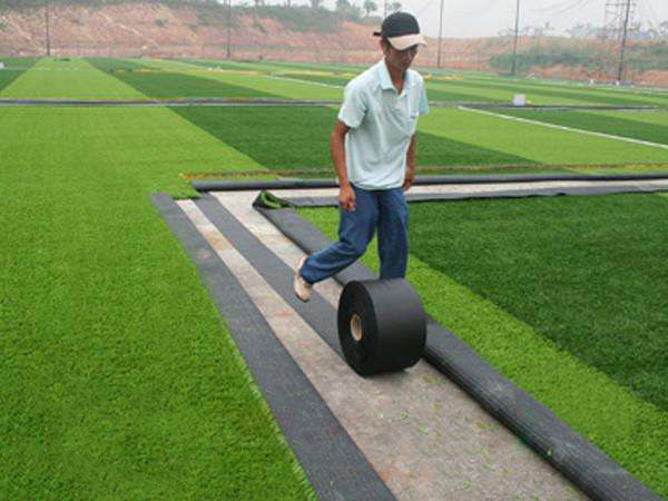 你们的人造草足球场能在外地施工吗？