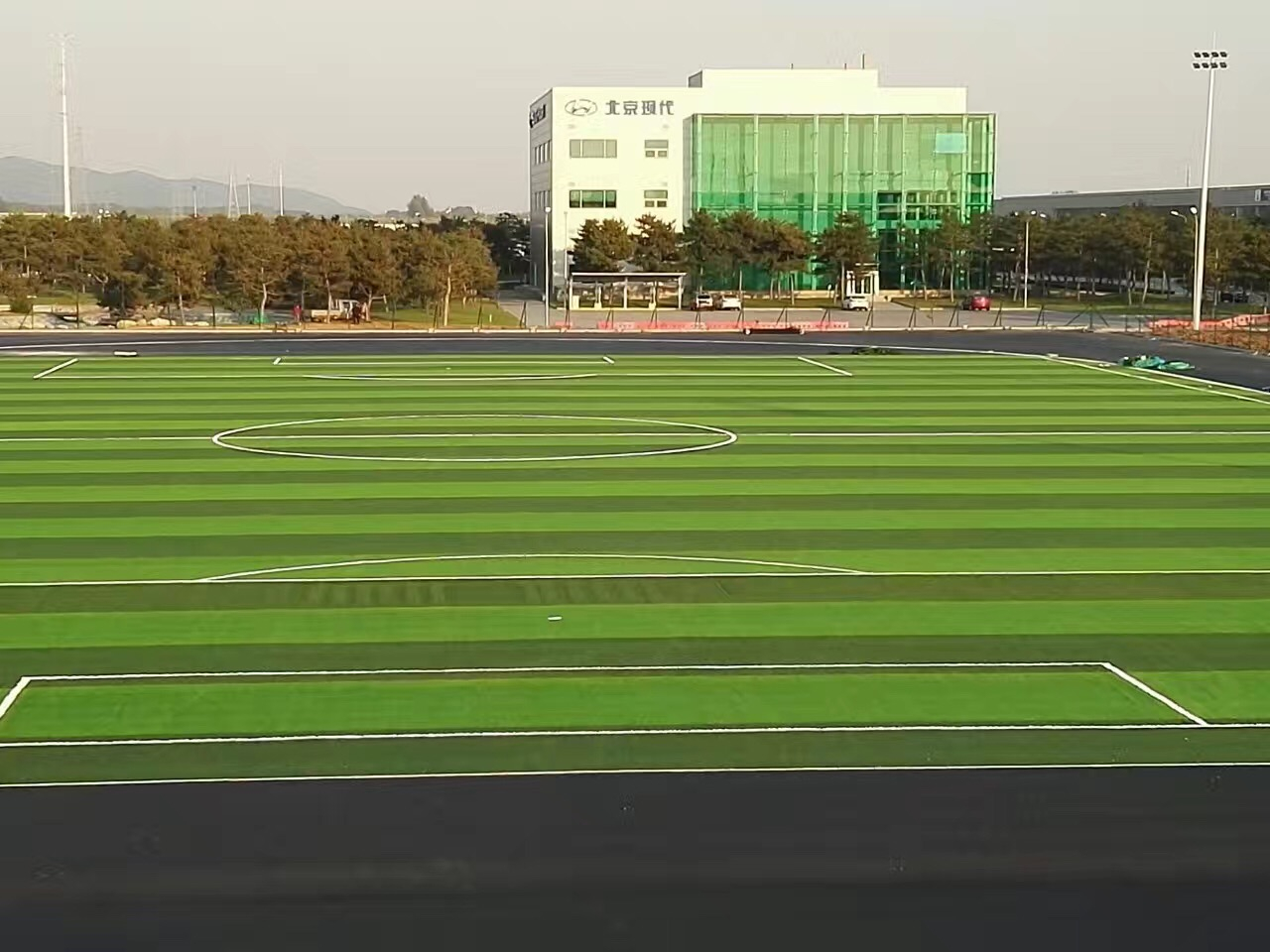 人造草足球场的草坪颜色可以更换吗