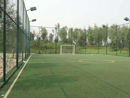 北京人造草足球场带场地围网的造价